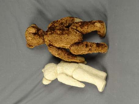 Deux ours anciens - un marron de 43 cm, un blanc 