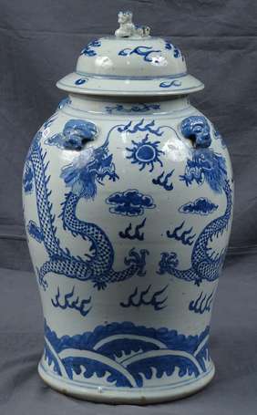 CHINE - Potiche couverte en porcelaine, décor en 