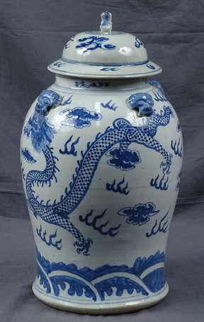 CHINE - Potiche couverte en porcelaine, décor en 