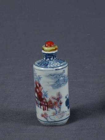 CHINE - Tabatière en porcelaine à décor de sages 