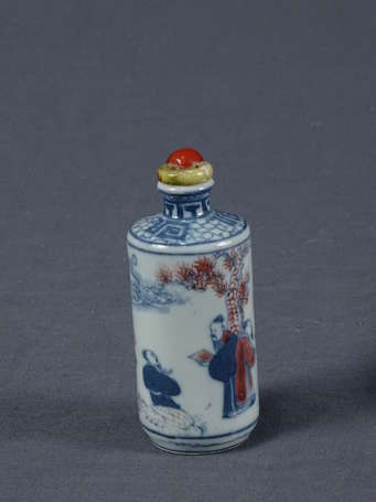 CHINE - Tabatière en porcelaine à décor de sages 