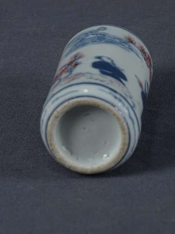 CHINE - Tabatière en porcelaine à décor de sages 