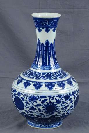 CHINE - Vase bouteille à haut col en porcelaine à 