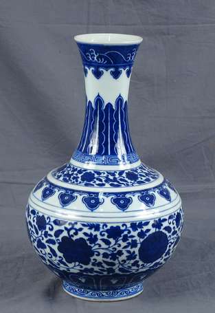CHINE - Vase bouteille à haut col en porcelaine à 