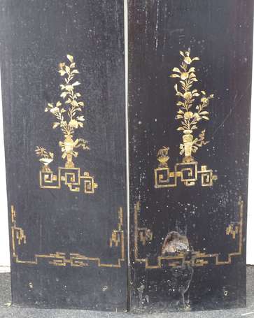 VIETNAM - Deux panneaux en bois exotique incrusté 