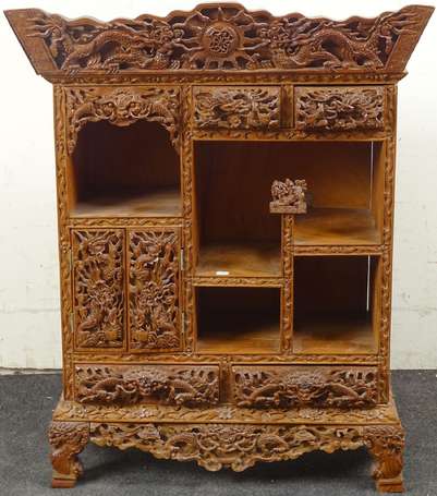 VIETNAM - Petit cabinet en bois exotique sculpté 