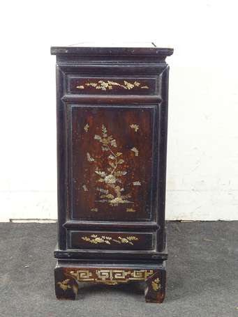 VIETNAM - Cabinet en bois exotique incrusté de 
