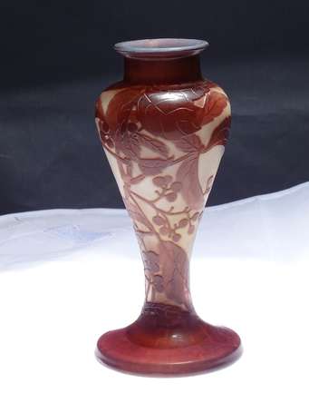 GALLE Emile  (1846-1904) - Vase balustre en verre 