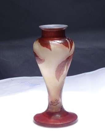 GALLE Emile  (1846-1904) - Vase balustre en verre 