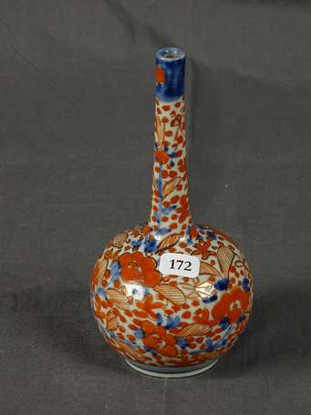 Petit vase boule à long col en porcelaine décor 
