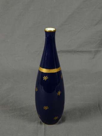 Vase fuselé en porcelaine bleu de four décor de 