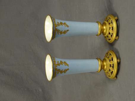 Paire de vases en porcelaine bleu clair à décor de