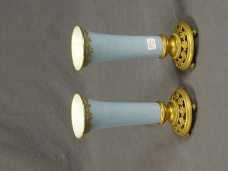 Paire de vases en porcelaine bleu clair à décor de