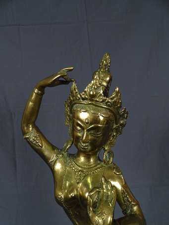 CAMBODGE - Danseuse Khmer. Sujet en bronze doré. 