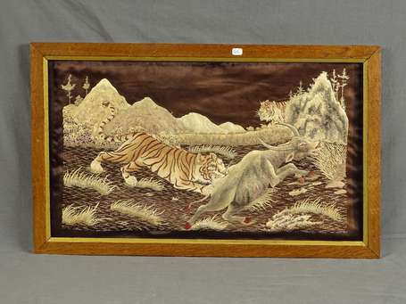 INDOCHINE - Panneau de soie brodé d'un tigre.