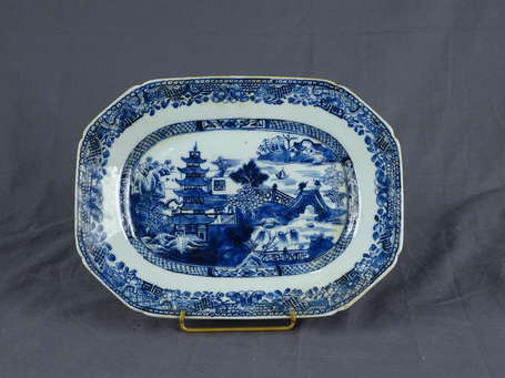 CHINE- Plat creux octogonal en porcelaine, le 