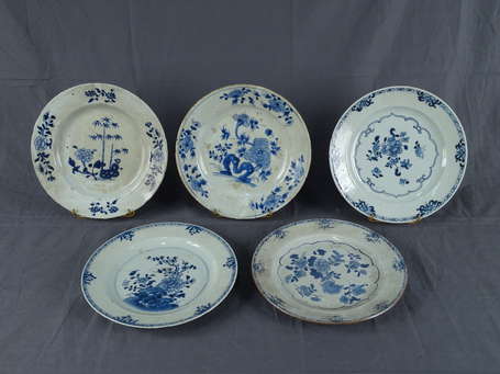 CHINE - Cinq assiettes en porcelaine à décor 