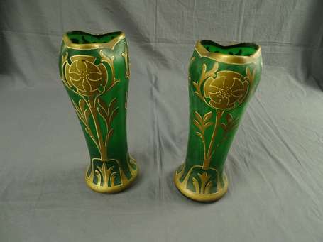 Paire de vases Art Nouveau en verre vert à décor 