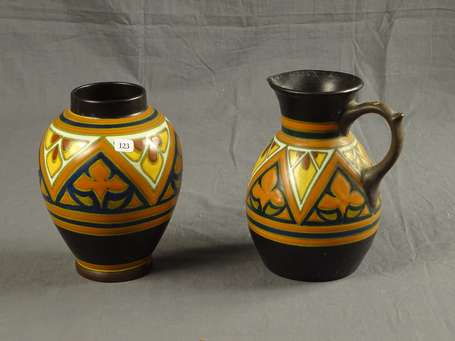 GOUDA - Pichet et vase en grès à décor géométrique