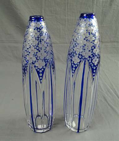 SAINT LOUIS Attribué à - Paire de vases fuselés en