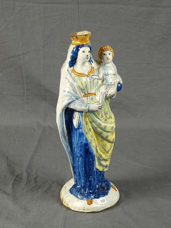 Nevers - Vierge d'accouchée coiffée d'une couronne