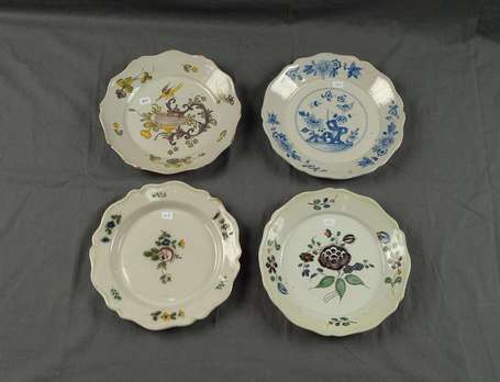 4 assiettes, décor floral polychrome ou camaïeu 