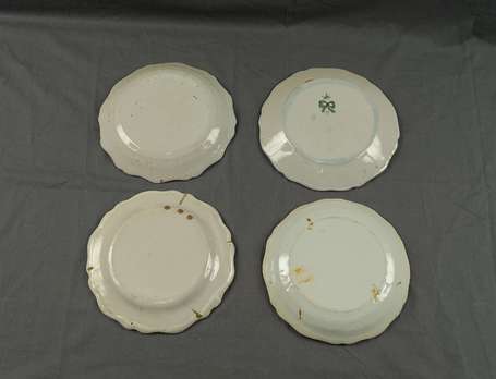 4 assiettes, décor floral polychrome ou camaïeu 