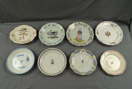 7 assiettes en faïence polychrome ou camaïeu, 