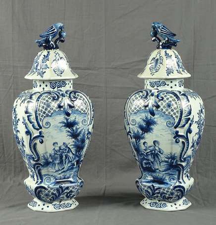 Delft (genre de) - Paire de vases balustres 