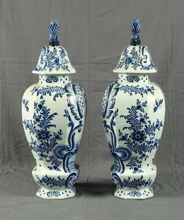 Delft (genre de) - Paire de vases balustres 