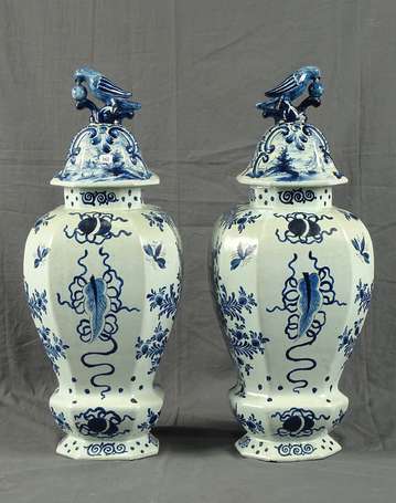 Delft (genre de) - Paire de vases balustres 