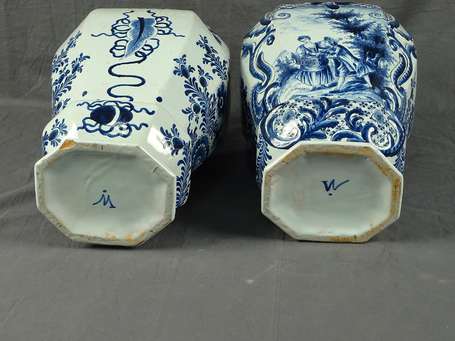 Delft (genre de) - Paire de vases balustres 