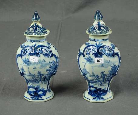 Delft - Paire de petits vases balustres couverts 