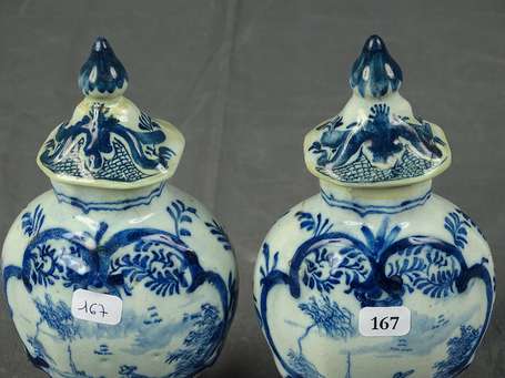 Delft - Paire de petits vases balustres couverts 