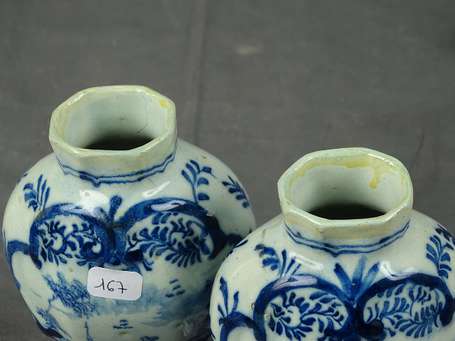 Delft - Paire de petits vases balustres couverts 