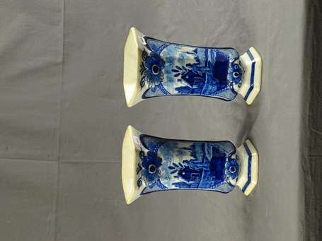 DELFT - Deux vases tubes à pans en faïence camaïeu