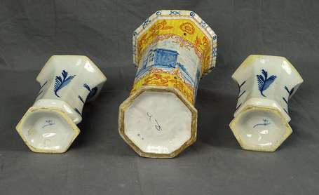 Delft - Deux vases tube à pans en faïence camaïeu 