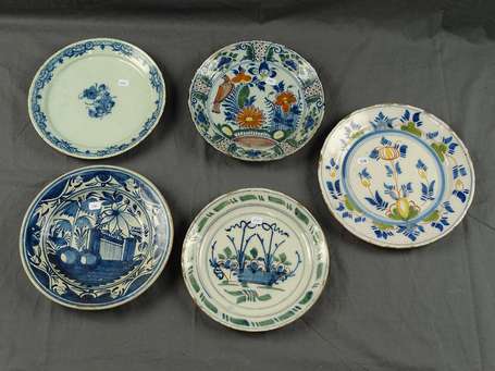 Delft et Delft (genre de) - 5 assiettes, décor 