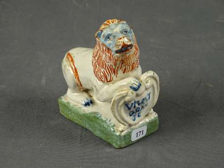 Delft - Lion en polychrome. Il porte un écusson à 