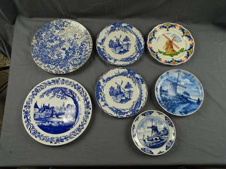 Lot de deux plats et 5 assiettes style Delft.