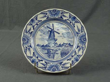 Lot de deux plats et 5 assiettes style Delft.