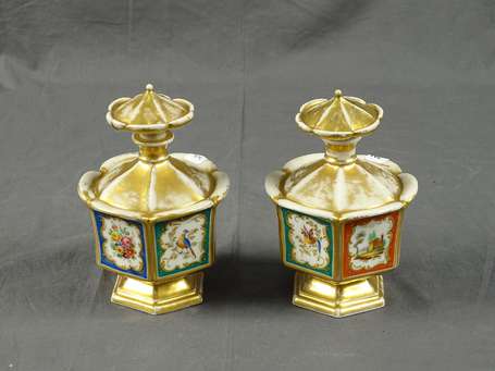 Paris - Paire de flacons couverts en porcelaine de