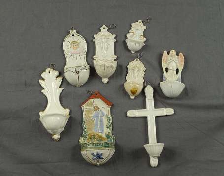 8 bénitiers miniatures porcelaine et faïence fine.