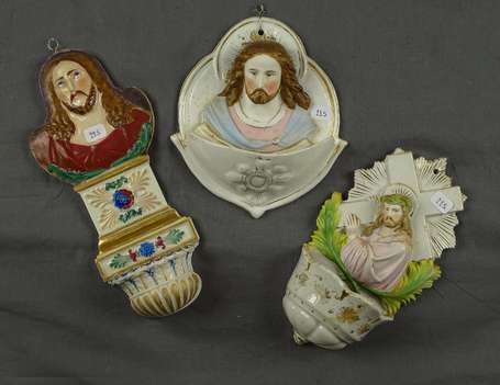 3 bénitiers en porcelaine polychrome et or, décor 