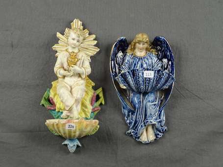 3 bénitiers en porcelaine et biscuit décor d'anges