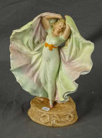 Danseuse. Sujet en biscuit polychrome. XXe. H. 