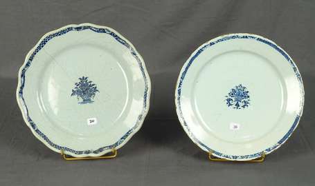 ROUEN - Deux assiettes à décor en camaïeu bleu de 