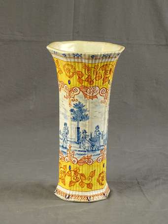 DELFT - Un vase cornet à décor d'une scène 
