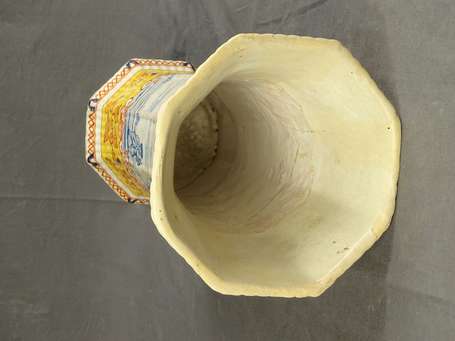 DELFT - Un vase cornet à décor d'une scène 