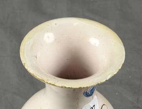 Moustiers - Petit vase balustre à décor polychrome